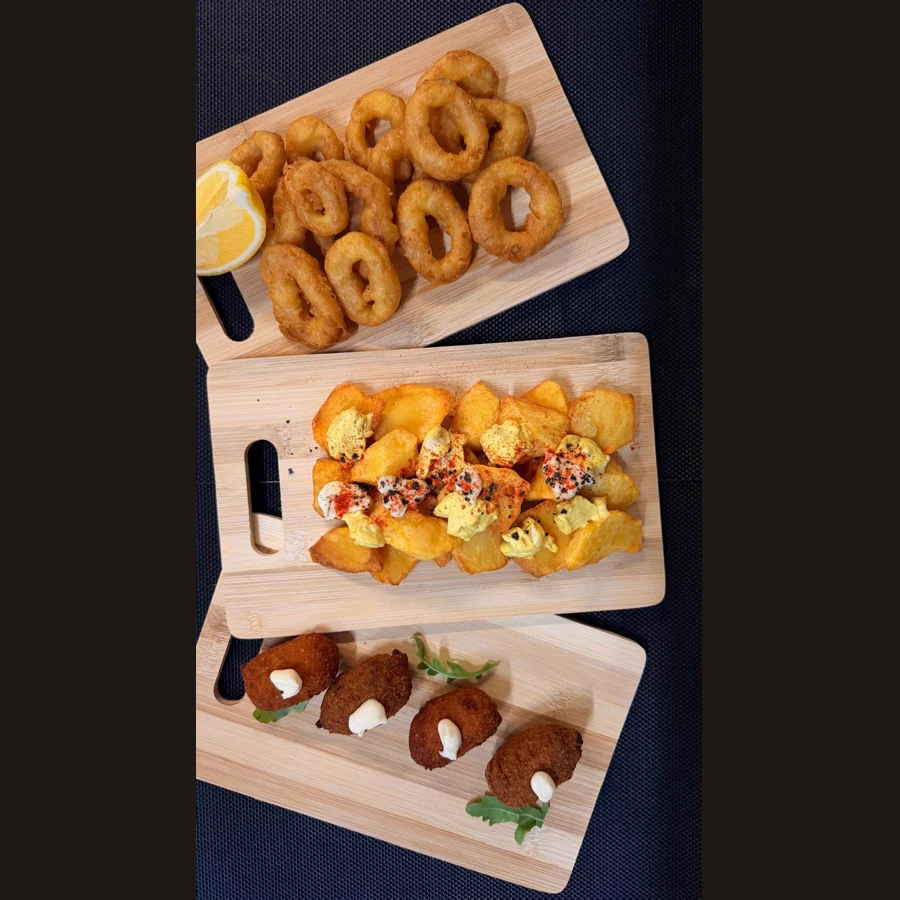Entrantes: calamares a la romana, patatas bravas y croquetas