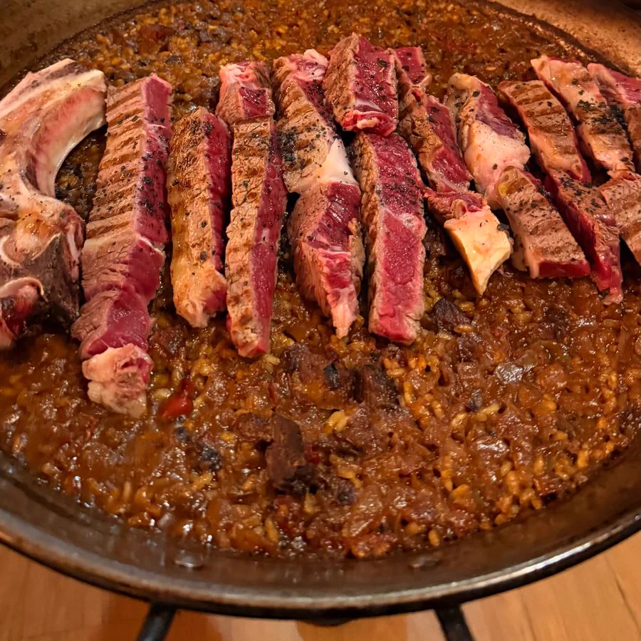 Paella de chuletón de vaca madurada recién servida