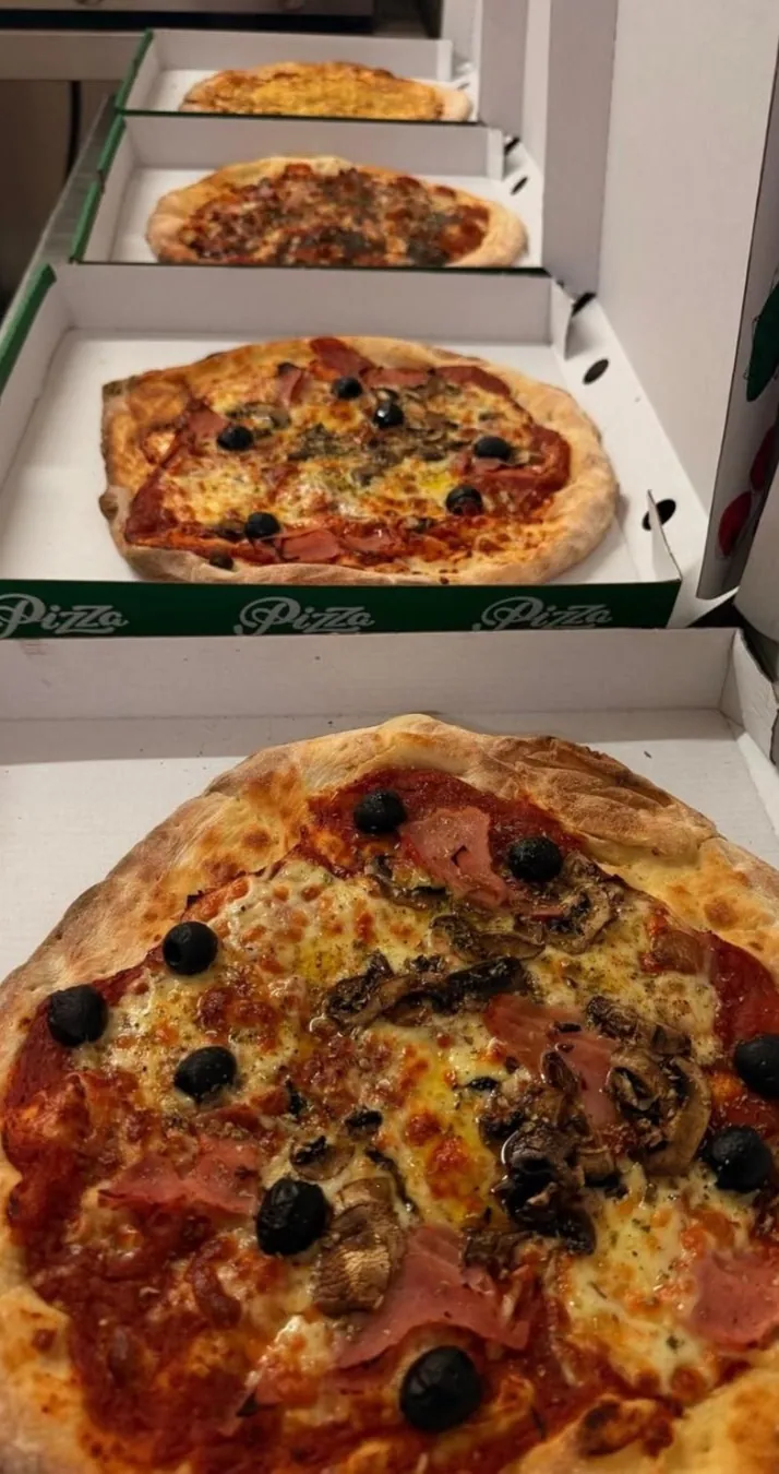 Pizza casera de Mont-Gust recién hecha