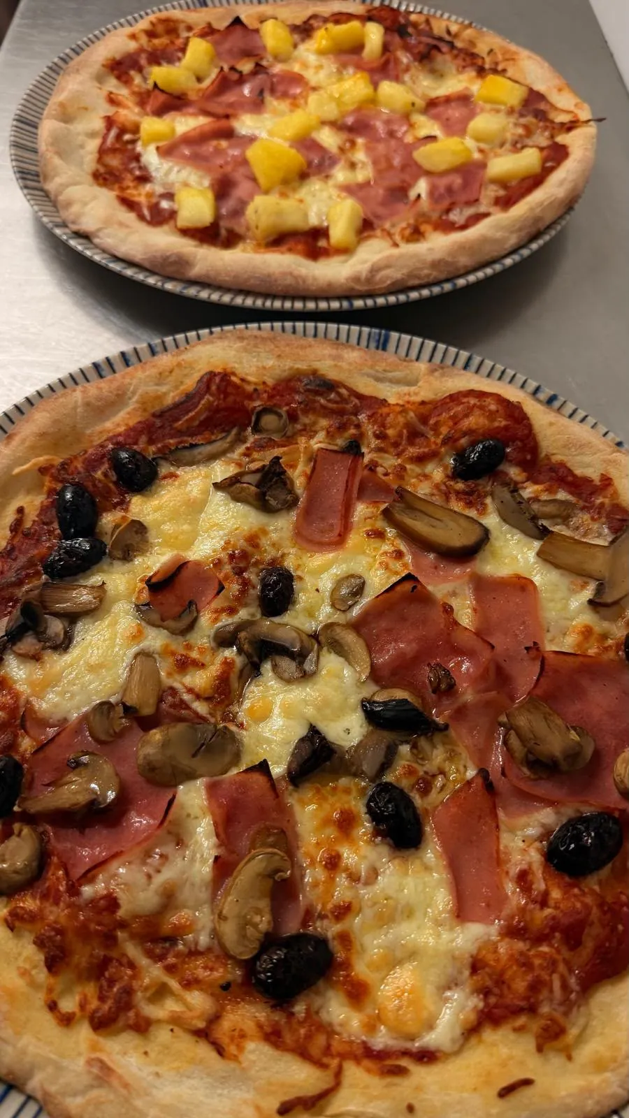 Pizza casera de Mont-Gust recién hecha