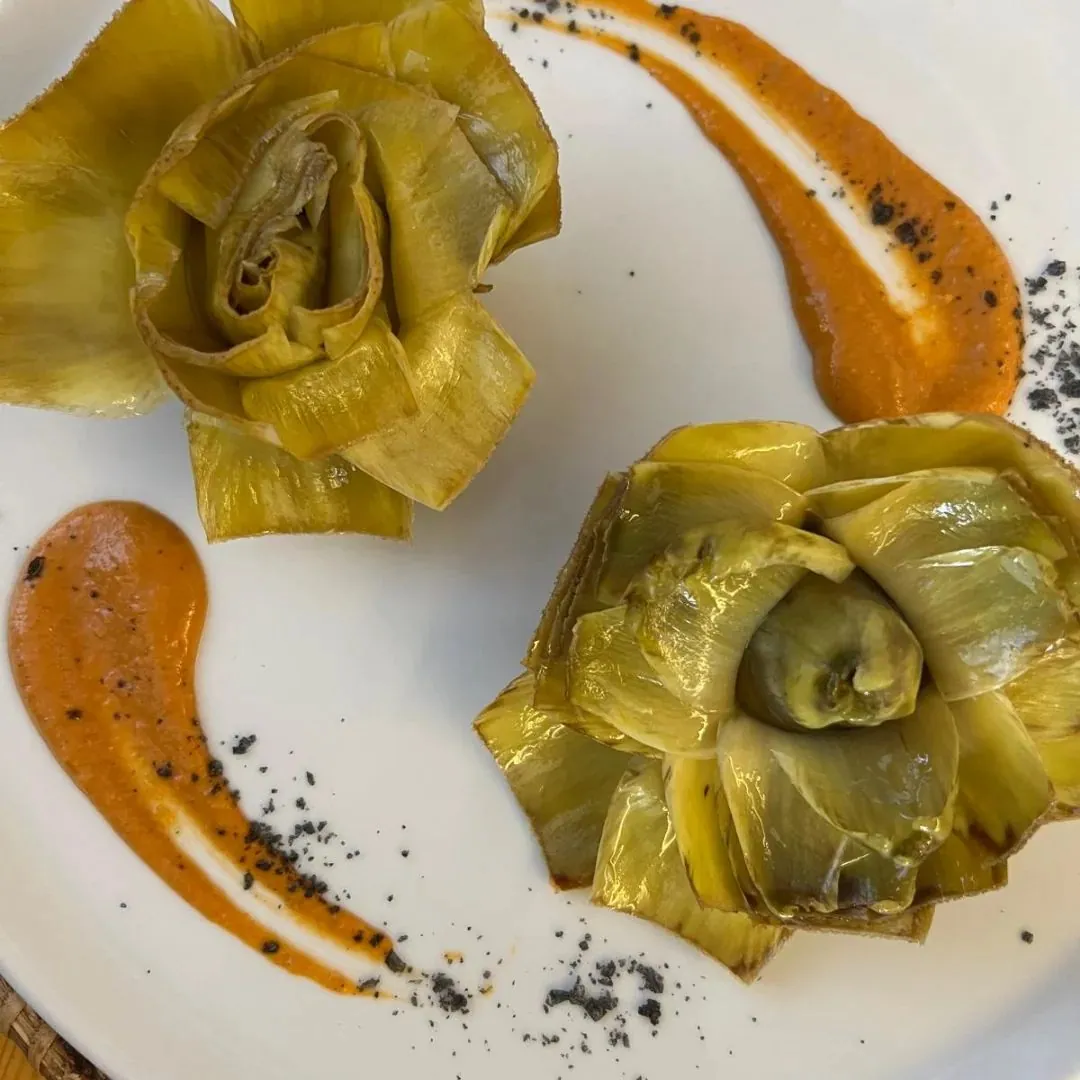 Alcachofas en flor con romesco