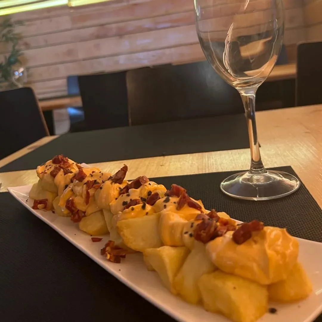 Patatas bravas con jamón crujiente