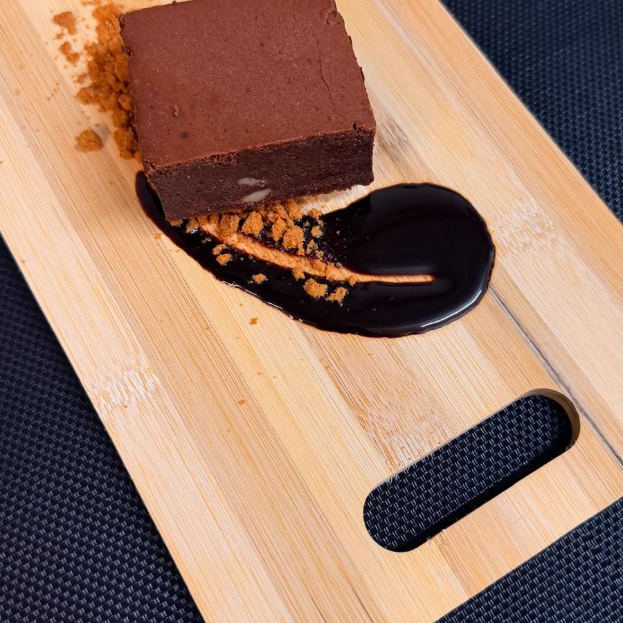 Brownie de chocolate con salsa de chocolate