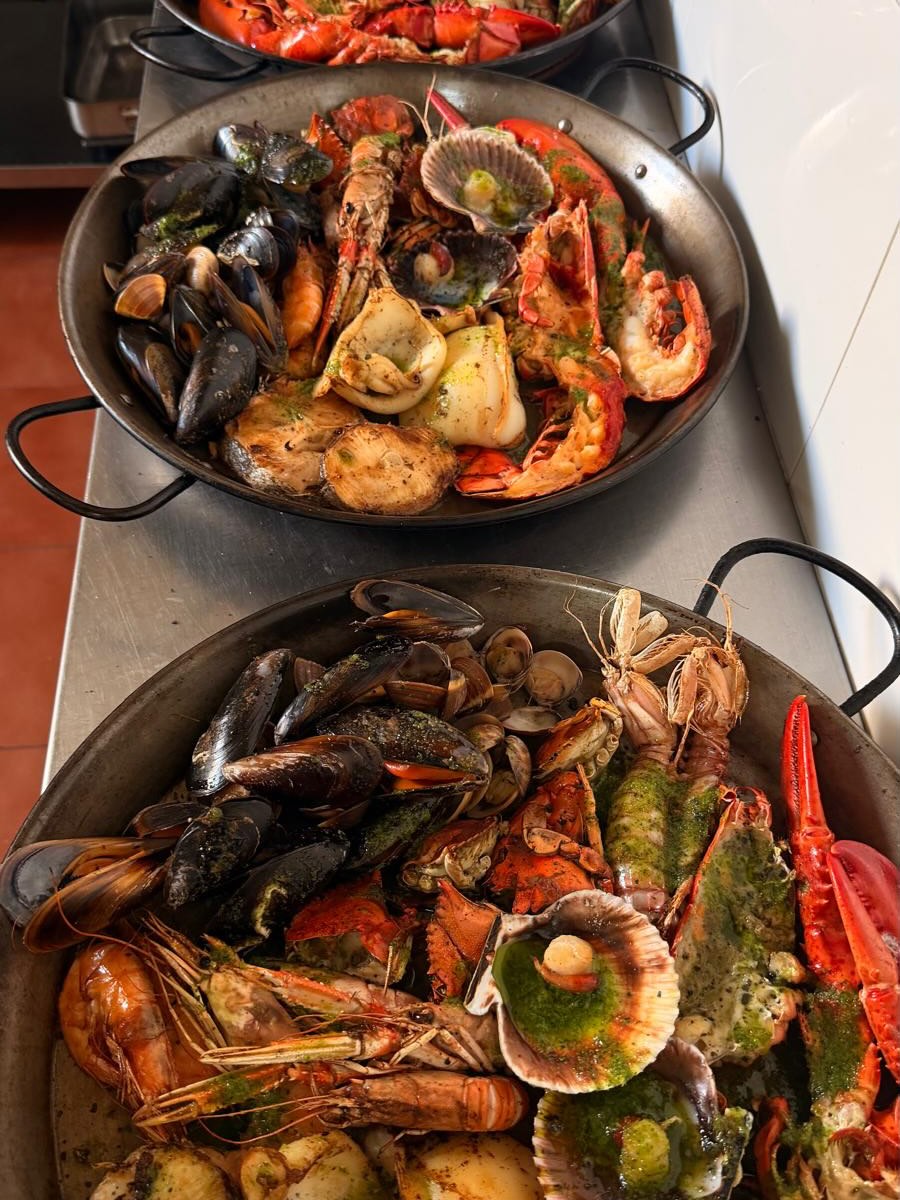 Varias parrilladas de pescado listas para servir